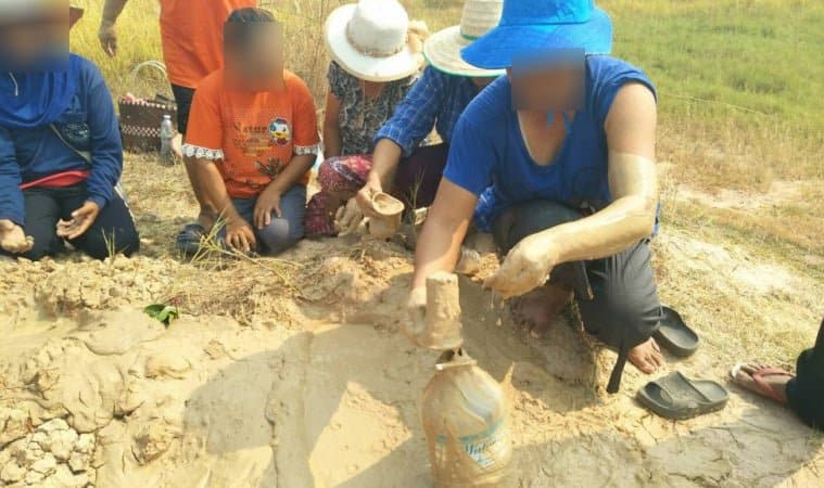 คนไทยแห่กินโคลนที่ผุดขึ้นกลางนา