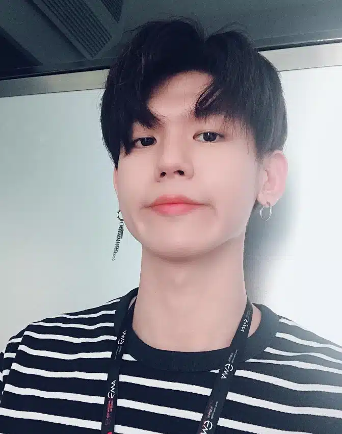 คยองเท XIS หล่อ