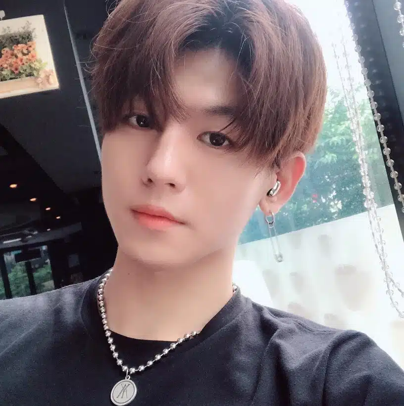 คยองเท XIS หุ่น