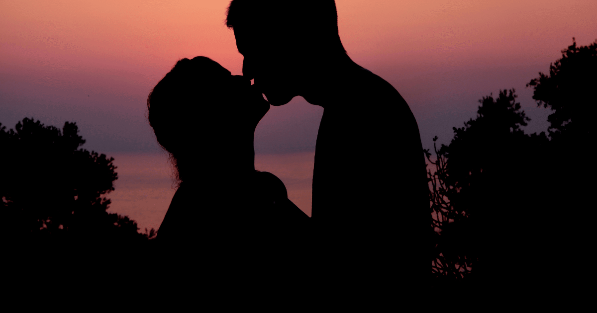 เปิดเคล็ดลับการลดรอยจ้ำแดง ลบเลือนรอยจูบจากคู่ของคุณให้หายเป็นปลิดทิ้ง