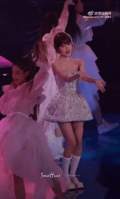 จ้าวลู่ซือบนเวที