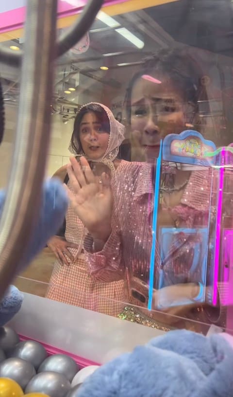 ชมพู่ อารยา ตู้คีบตุ๊กตา