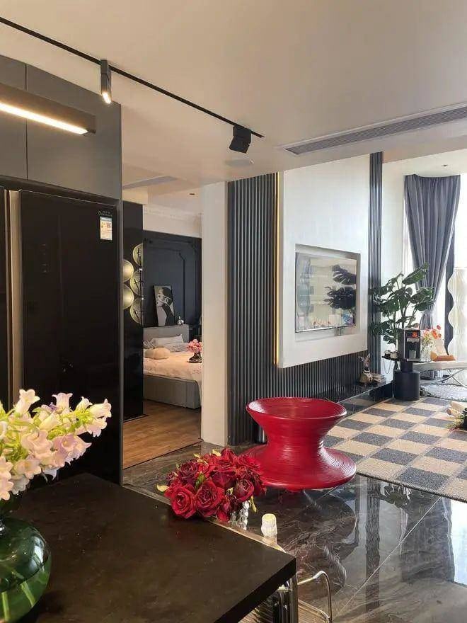 ถัดจากห้องนั่งเล่นและห้องรับประทานอาหารเป็นห้องนอน