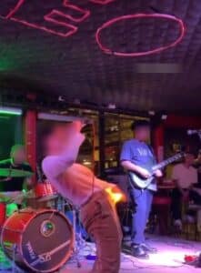 นักร้องจุดไฟใส่เป้าตัวเอง