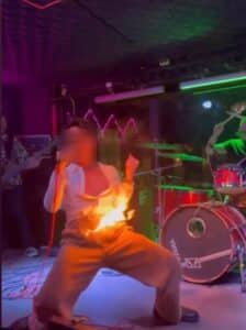 นักร้องทำการแสดงด้วยการจุดไฟ