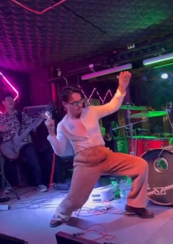 นักร้องพิเรนทร์ จุดไฟเผาเป้ากลางเวที