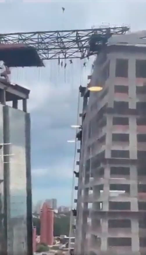 นั่งร้านร่วงพาดระหว่าง 2 ตึก