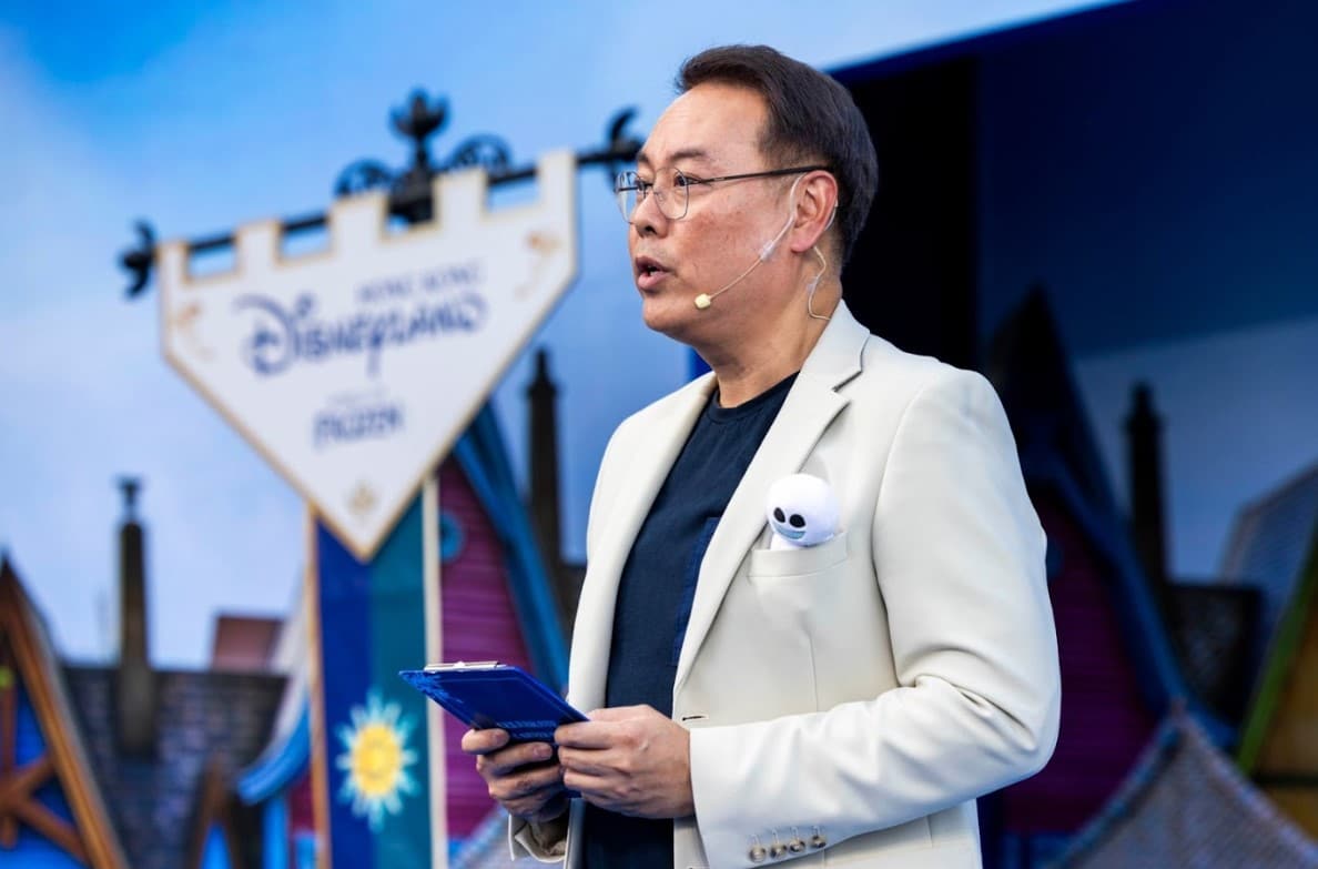 นายสุพจน์ ชัยวัฒน์ศิริกุล โอลาฟ ไอคอนสยาม ดิสนีย์