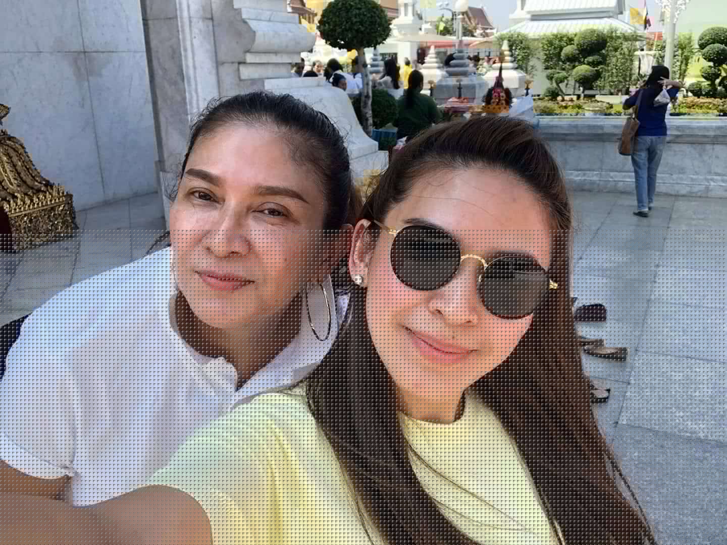 พลอย เจริญปุระ