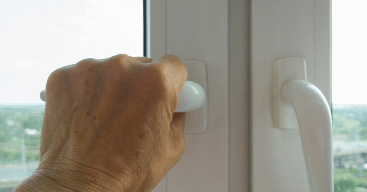 ปิดหน้าต่างเพื่อป้องกันแมลงก้นกระดก