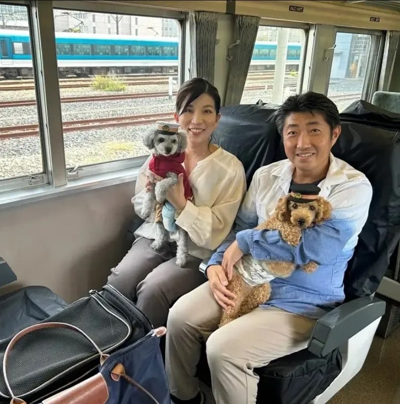 ผู้โดยสารและสุนัขมีความสุขที่ได้นั่งรถไฟไปด้วยกัน