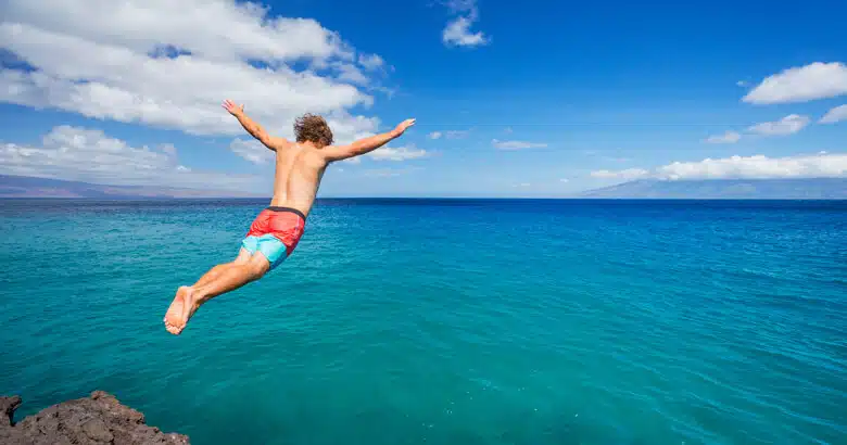 ฝันว่ากระโดดจากที่สูงลงน้ำ