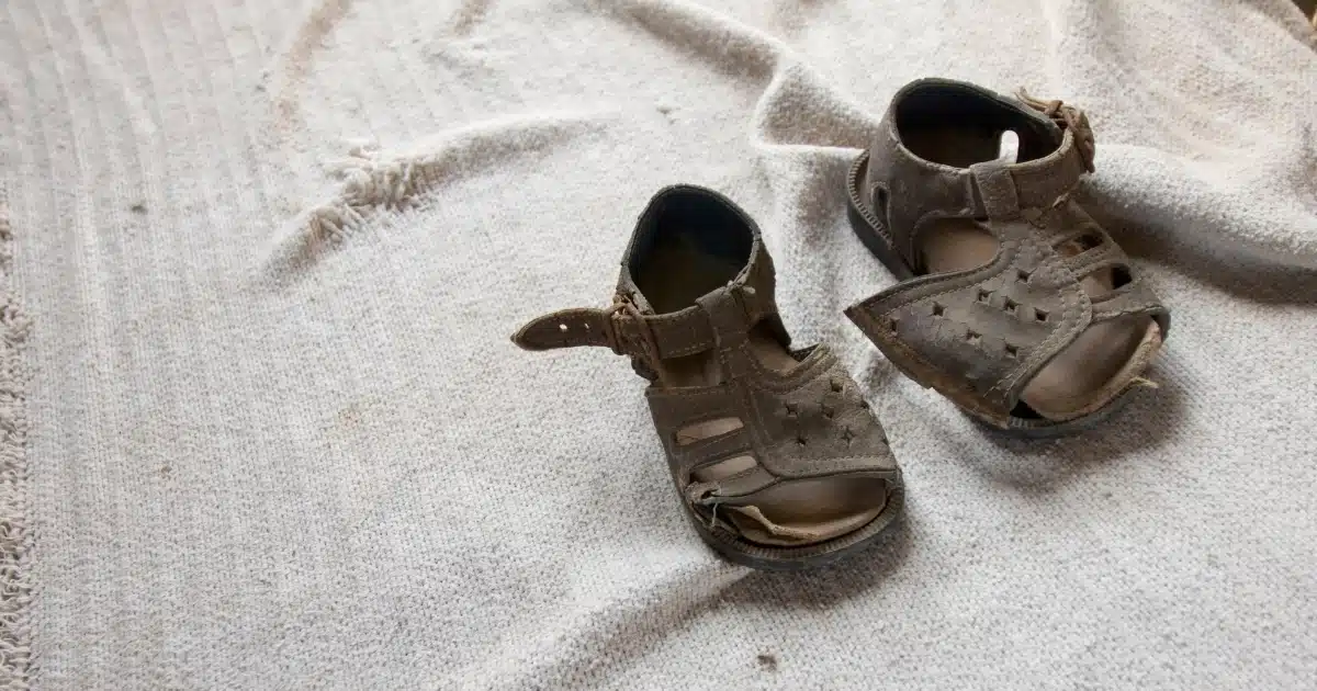 ฝันว่ารองเท้าขาด 2 ข้าง