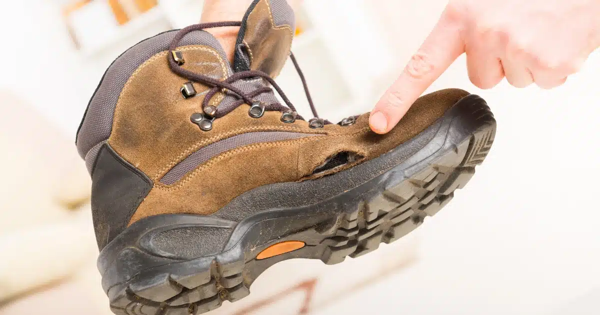 ฝันว่ารองเท้าขาดเป็นรู