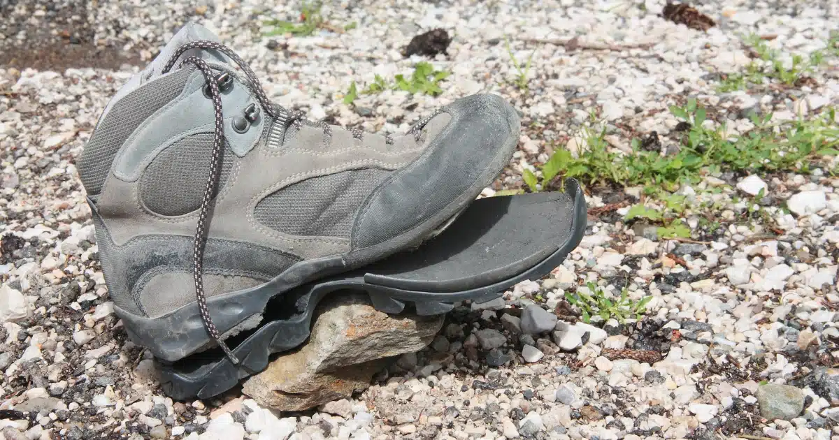 ฝันว่ารองเท้าขาดข้างขวา