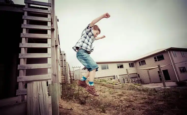 ฝันว่าลูกชายกระโดดจากที่สูง