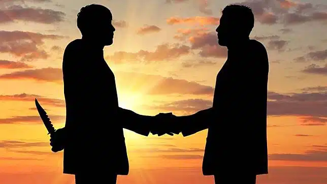 ฝันว่าโดนแทงข้างหลัง