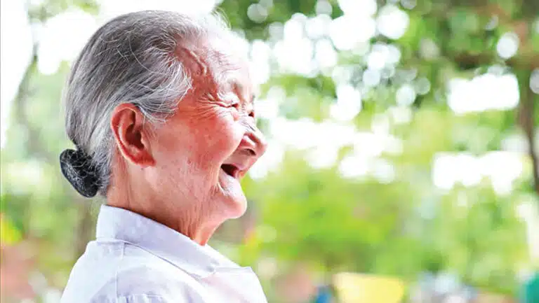 ฝันเห็นคนแก่ใส่ชุดขาว