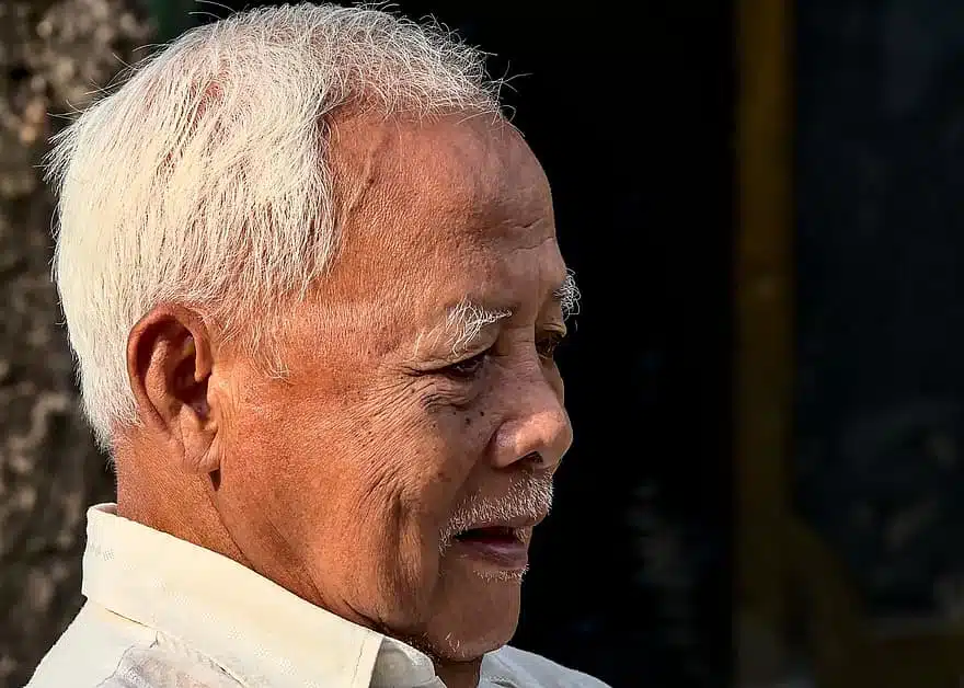 ฝันเห็นคนแก่แปลกหน้า