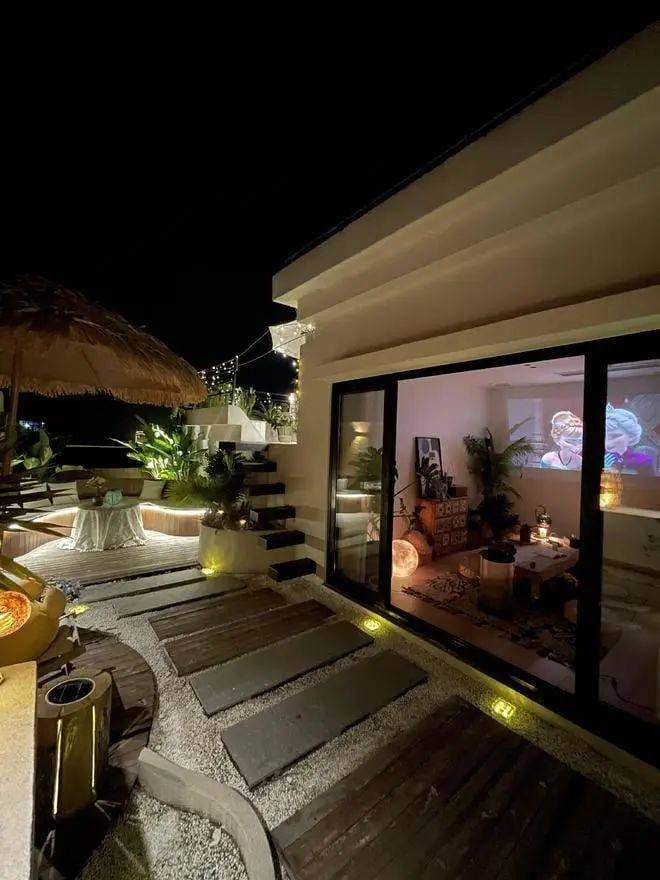 พื้นที่กลางคืนมีบรรยากาศอบอุ่นเป็นพิเศษด้วยระบบไฟสีโทนอุ่น