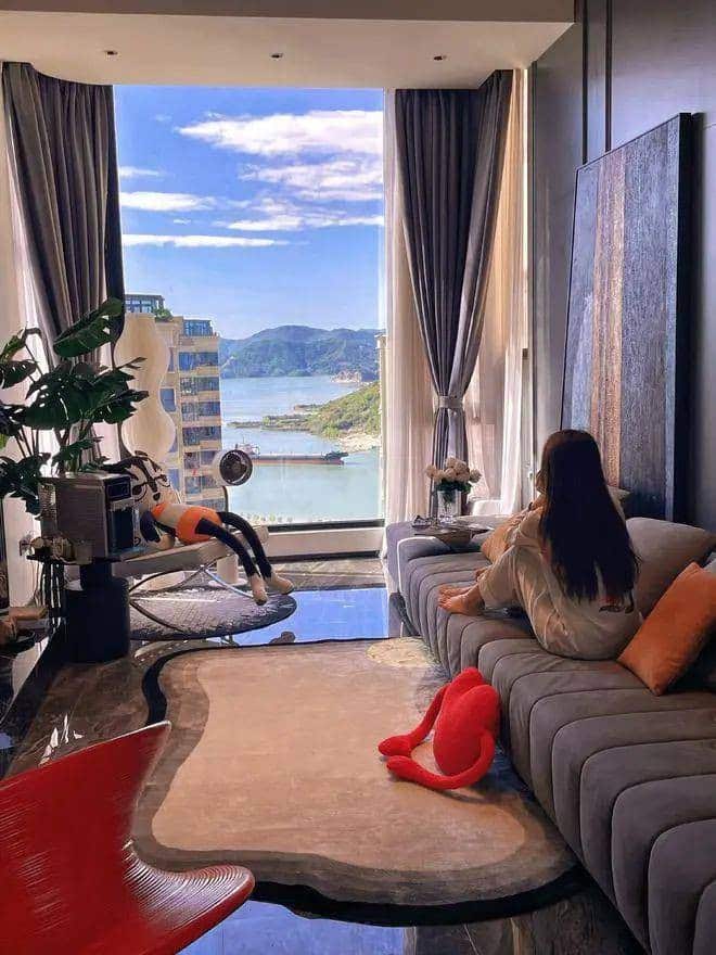 พื้นที่ห้องนั่งเล่นมองเห็นวิวทะเล ติดกระจกเต็มบานเพื่อรับแสงธรรมชาติ