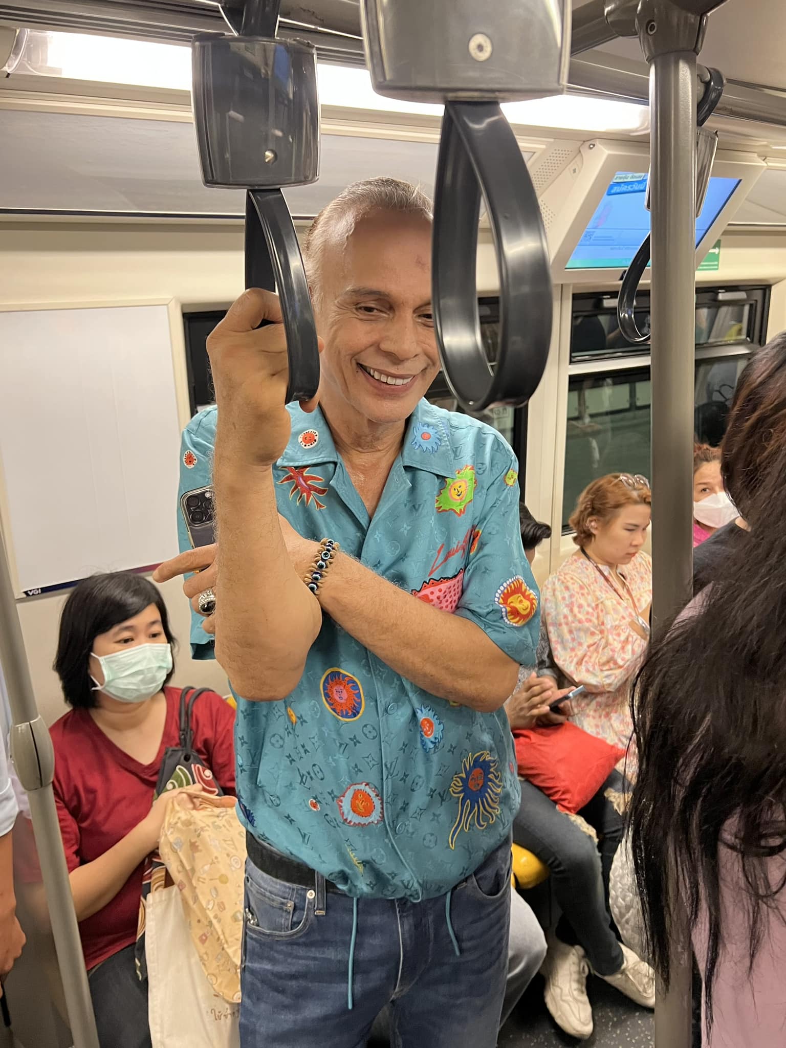 ราคาเสื้อแบรนด์เนม ชาดา ใส่ชขึ้นบีทีเอส