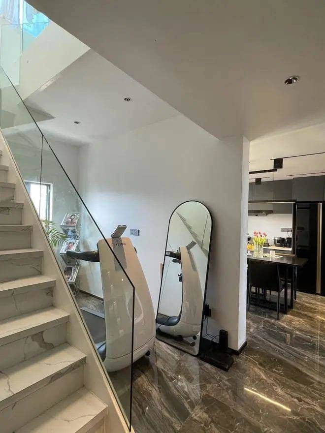 ลู่วิ่งไฟฟ้าวางอยู่ที่ด้านหนึ่งของบันได