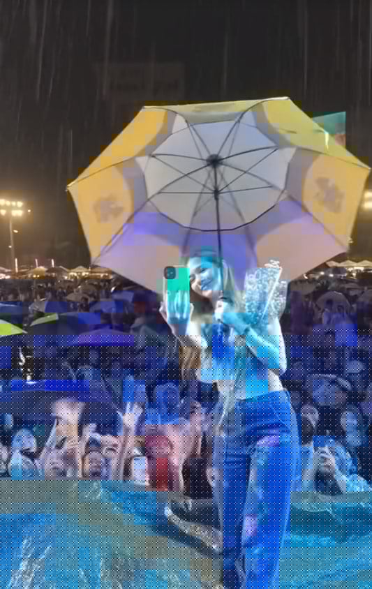 วี วิโอเลต ถ่ายรูปกับแฟนคลับท่ามกลางสายฝน