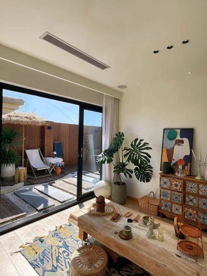 ส่วนระเบียงตกแห่งจัดเต็ม ให้บรรยากาศคล้ายมาเที่ยวริมทะเล