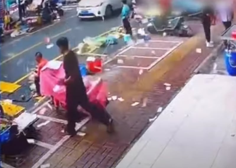 หนุ่มขายทองได้เงิน 7 หมื่นเอามาโปรยหน้าร้าน