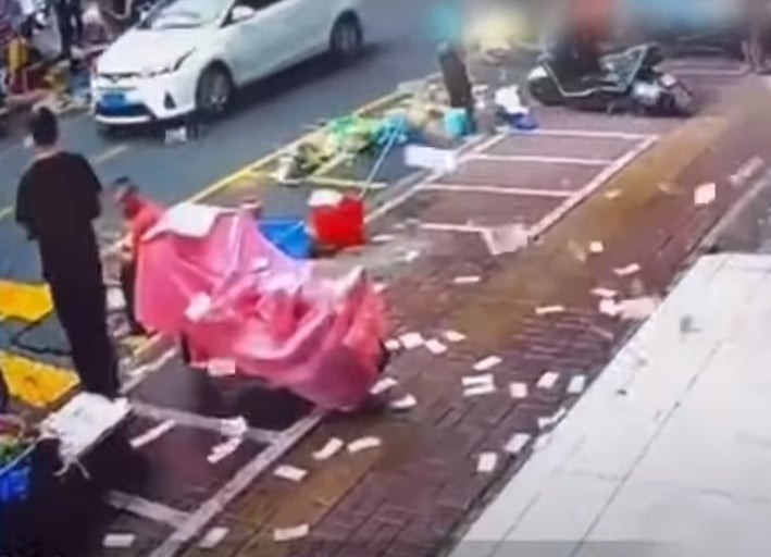 ทิ้งเงินไว้ที่พื้นแล้วเดินไปแบบไม่หันหลังกลับมา คนแถวนั้นพากันตกใจ