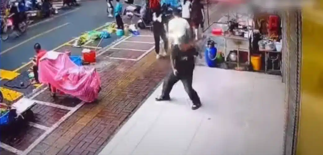 กำเงินสด 7 หมื่นบาทในมือเพื่อขว้างสุดแรง
