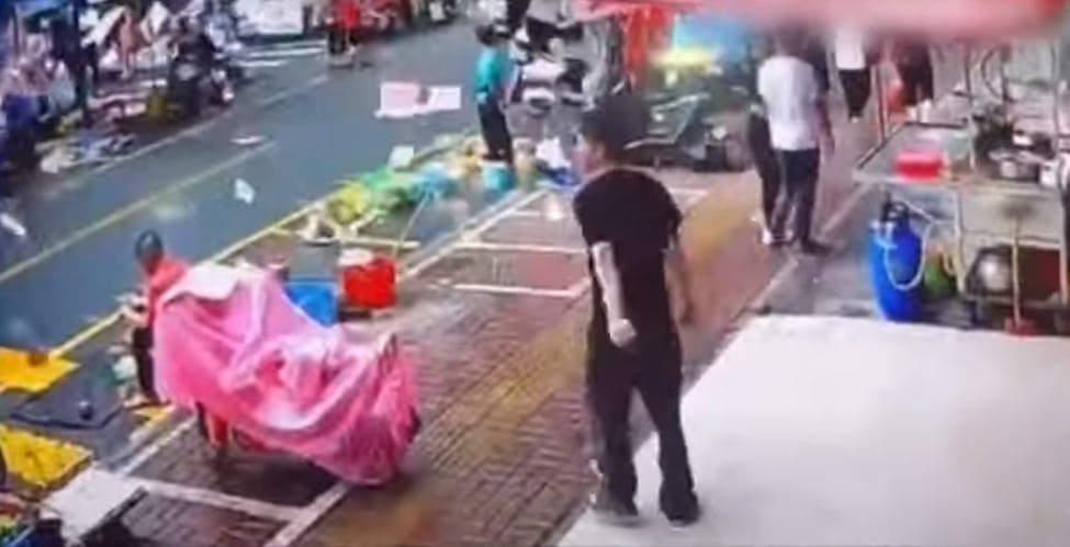 ธนบัตรจำนวนมากลอยอยู่บนฟ้า