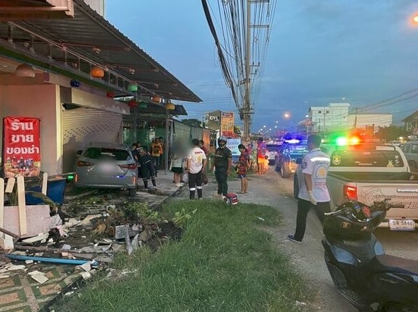 หนุ่มรับแฟน ลมชักกำเริบ สาวตัดสินใจหักพวงมาลัยเข้าข้างทาง รอดหวุดหวิด กู้ภัยส่งรพ.ด่วน