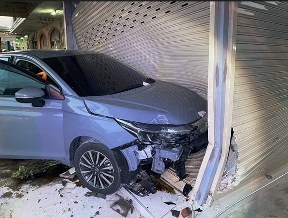 หนุ่มรับแฟนกลับบ้าน ลมชักกำเริบ สาวตัดสินใจหักพวงมาลัยเข้าข้างทาง