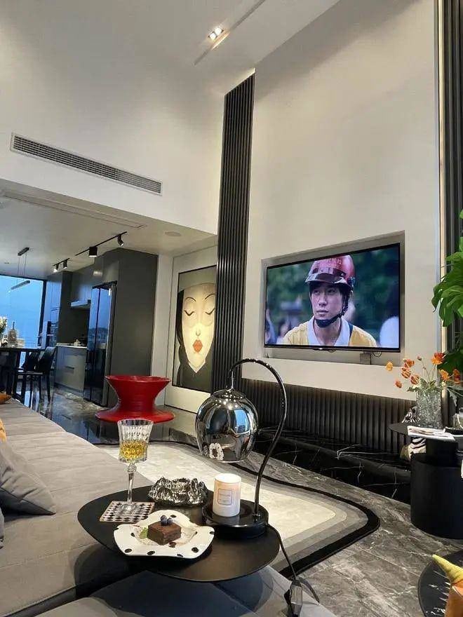 ห้องนั่งเล่นเชื่อมต่อกับห้องครัวและห้องกินข้าว