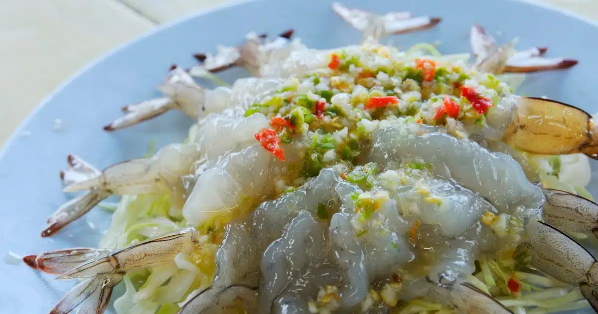 อันตรายจากการกินเมนูกุ้งแม่น้ำแช่น้ำปลา มีอะไรบ้าง