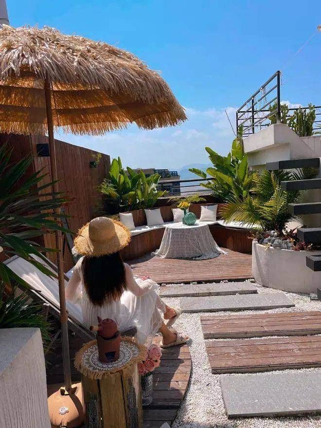 เธอออกมาชิลที่ระเบียงได้ทุกวันเพราะตกแต่งไว้เหมือนที่ท่องเที่ยว
