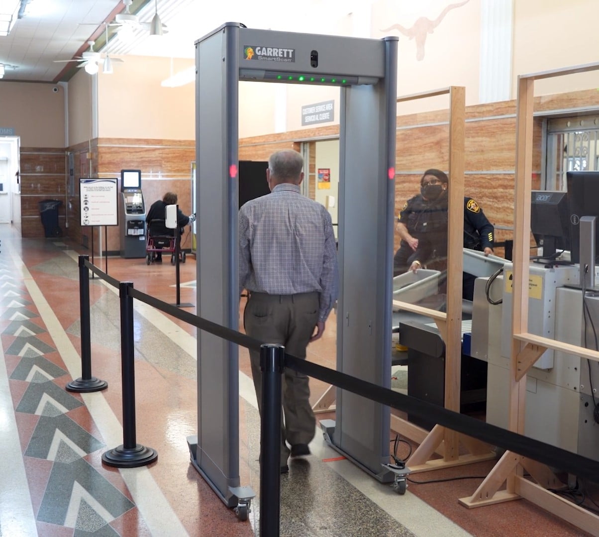 เมื่อตรวจพบโลหะไฟจะขึ้นสีแดงGarrett