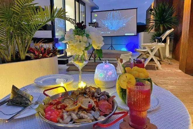 เมื่อเพื่อนของเธอมา เธอก็นำโปรเจ็กเตอร์ออกไปเพื่อชมภาพยนตร์และดื่มชา