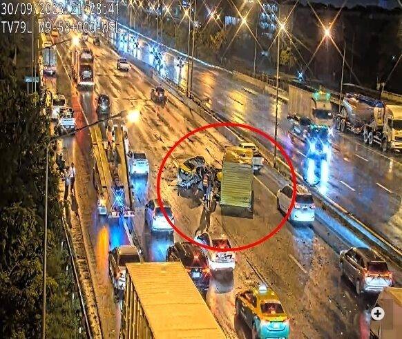 แท็กซี่ขับชนคอนเทนเนอร์