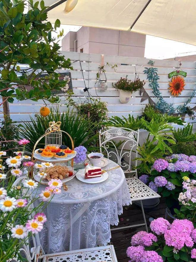 แบ่งส่วนหนึ่งของระเบียงเป็นสวนดอกไม้ขนาดย่อม ตกแต่งสไตล์อังกฤษดูคลาสสิก