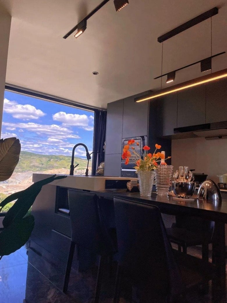 โซนครัวสุดหรูหราเห็นวิวท้องฟ้า