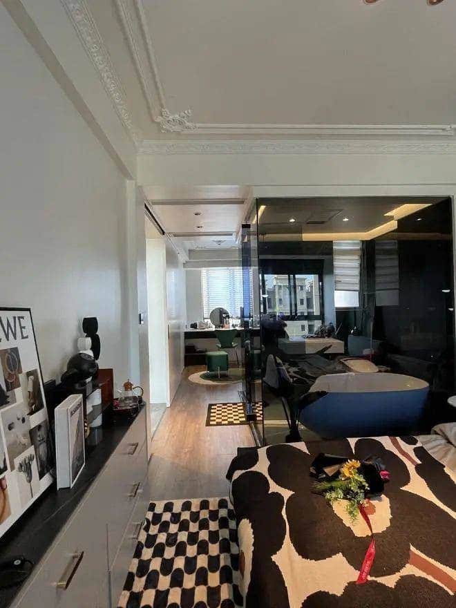 โทนสีหลักของห้องคือสีดำและสีเทา ให้ความรู้สึกเรียบหรู