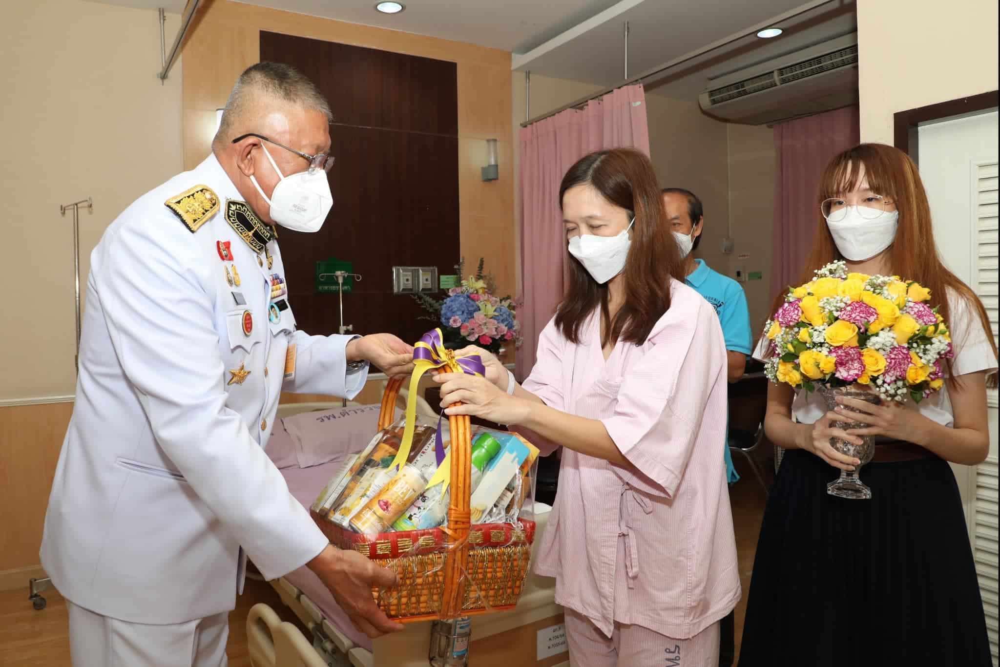 ในหลวง พระราชินี พระราชทานดอกไม้ เหยื่อกราดยิงพารากอน