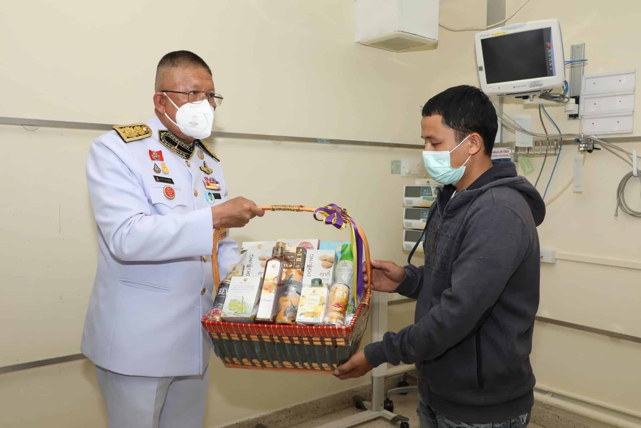ในหลวงและพระราชินีพระราชทานกระเช้าดอกไม้ผู้บาดเจ็บ