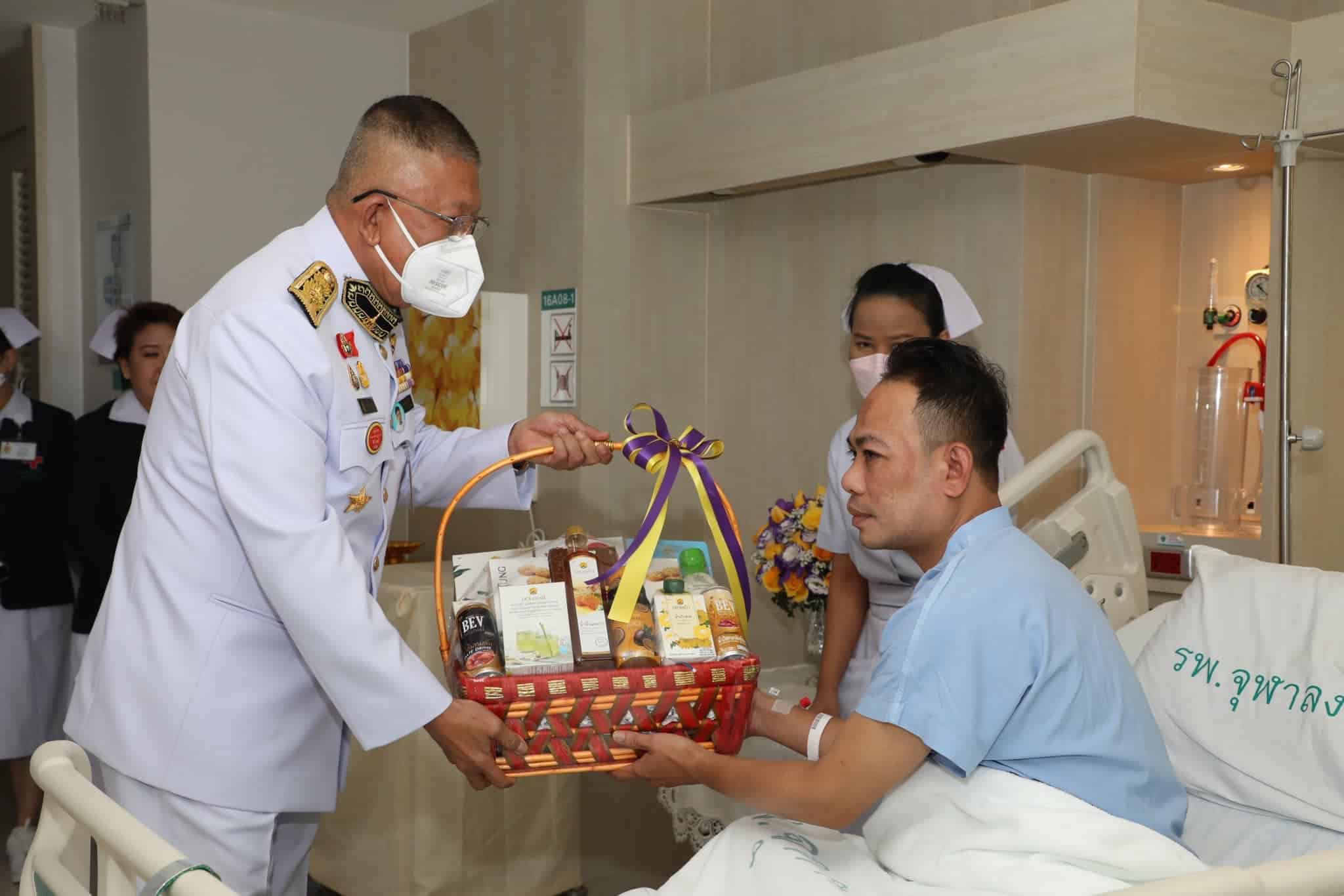 ในหลวง พระราชินี พระราชทานดอกไม้ เหยื่อกราดยิงพารากอน