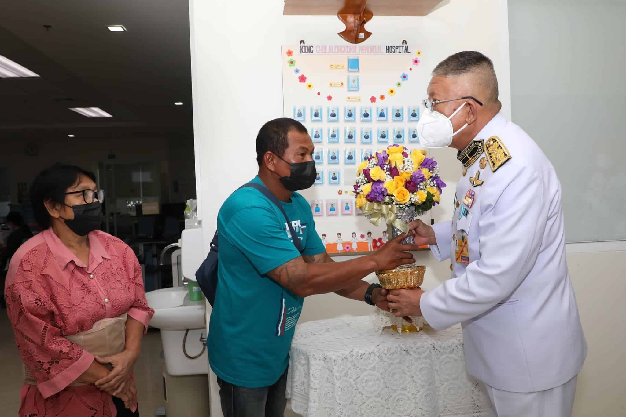 ในหลวงและพระราชินีพระราชทานกระเช้าดอกไม้ผู้บาดเจ็บ