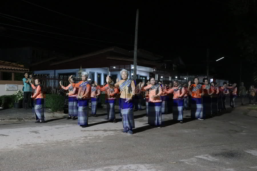 ไหลเรือไฟ รำขอขมา วันออกพรรษา 2566