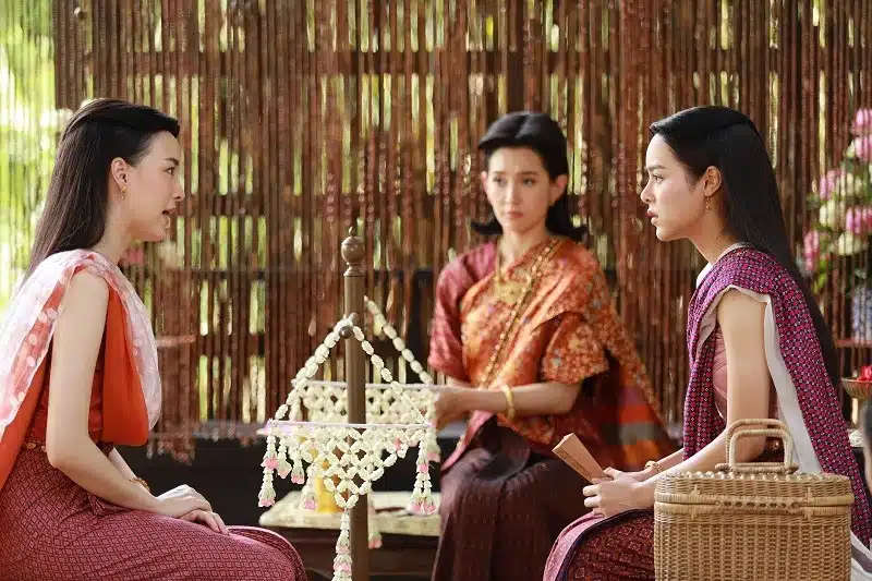 เรื่องย่อ ‘พรหมลิขิต’ EP.16 พุดตานเศร้าใจพ่อริดกอดแม่กลิ่น-แม่หญิงแพรจีนให้พ่อช่วยคลุมถุงชน